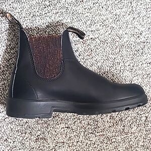Like New Blundstone Chelsea Boots